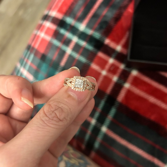 Engagement ring - Picture 3 of 6